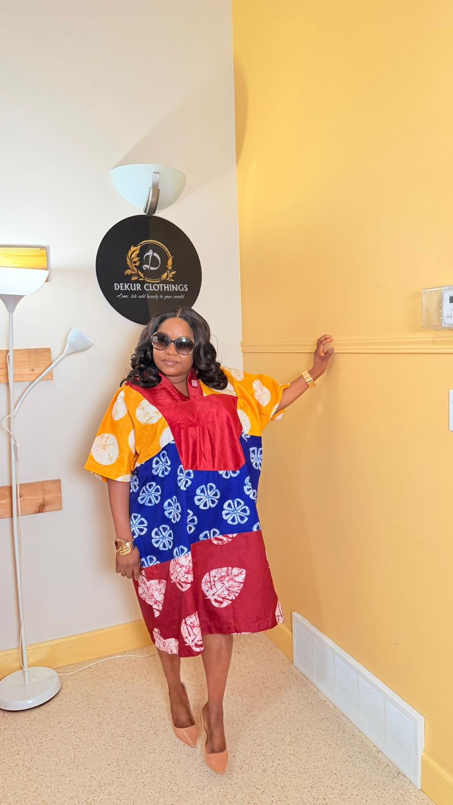 Model in patterned two-piece against the DEKUR brand wall